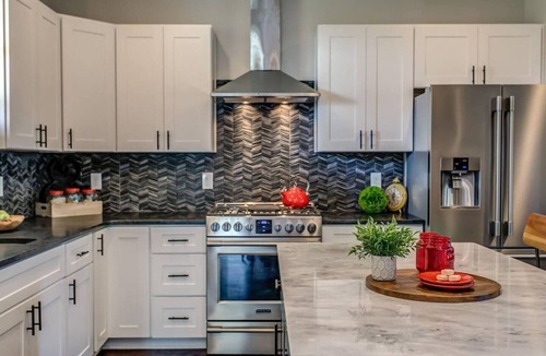 Shelby Hills House | East Nash | Hot tub | Sleeps 12 | 2Mi to Broadway