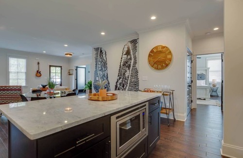 Shelby Hills House | East Nash | Hot tub | Sleeps 12 | 2Mi to Broadway