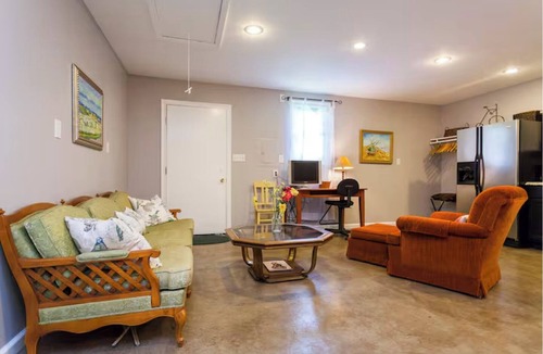 Lockeland Springs Cottage | East Nashville - walk your dog to Downtown! Two short-end blocks to 5 Points!