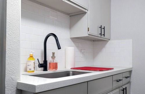 Central Hyde Park Apartment | Elegant/Entire Unit/1 Bedroom