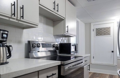 Central Hyde Park Apartment | Elegant/Entire Unit/1 Bedroom