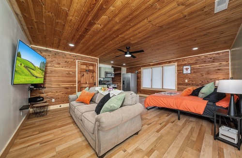 Crossville Cabin | Elegant Retreat King Bed Expansive Deck Peaceful Escape Fireplace