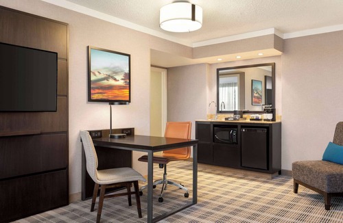 Overland Park Hotel | Embassy Suites by Hilton Kansas City Overland Park