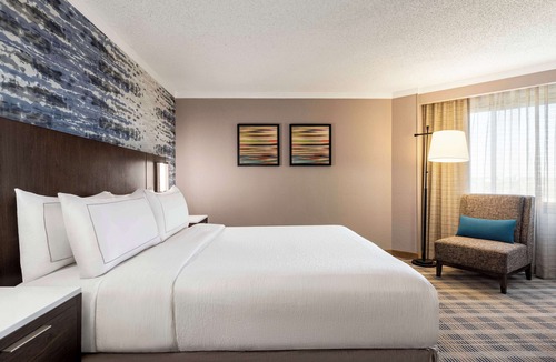 Overland Park Hotel | Embassy Suites by Hilton Kansas City Overland Park