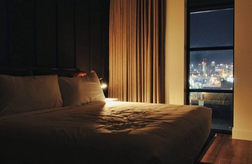 East Nashville Hotel | Enjoy Funky Boutique Room w/Skyline Views – Food & Fun Nearby! Close to Airport