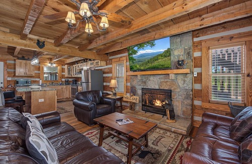 Sevierville Cabin | Escape to Friendly Bear Cabin 2, a spacious 3290-square-foot retreat in Seviervi