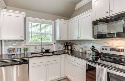 Holiday Island Cottage | Eureka Springs Family Home - 1/2 Mi to Marina!