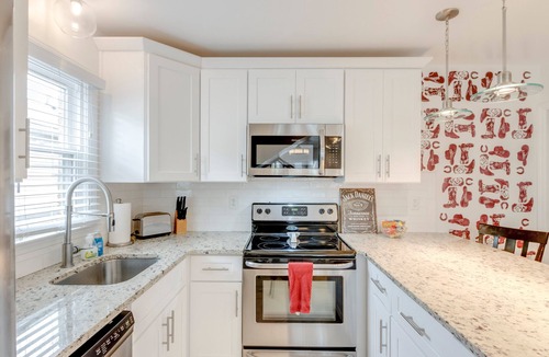 Hillsboro West End Condo | EV Charger/Safe Neighborhood★Near Downtown+Belmont+Vandy★Free Parking/Fast Wifi