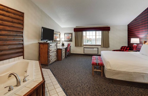 St. Joseph Hotel | Expanded King with Whirlpool in Stoney Creek St. Joseph