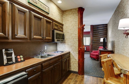Columbia Hotel | Expanded Queen w/Closet & Kitchen! Stoney Creek Columbia | 4 Units