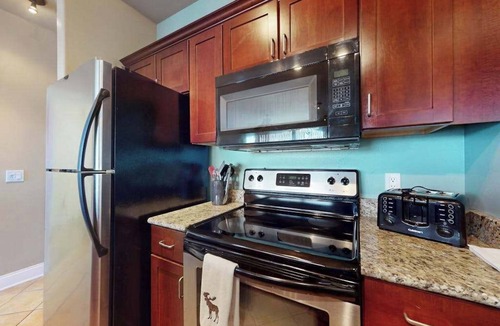 Lake Delton Condo | Experience laid-back lakefront living at this Delton Grand condo with pools