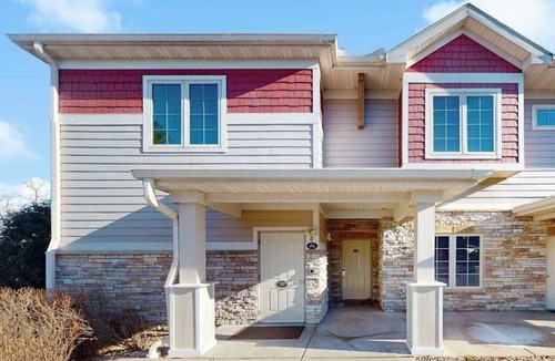 Lake Delton Condo | Experience laid-back lakefront living at this Delton Grand condo with pools