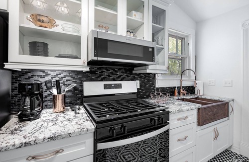 East of Broadway Apartment | Experience the Historic Armstrong Cottage in the Moonshine Suite
