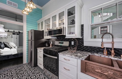 East of Broadway Apartment | Experience the Historic Armstrong Cottage in the Moonshine Suite