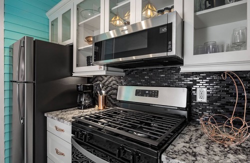 East of Broadway Apartment | Experience the Historic Armstrong Cottage in the Moonshine Suite