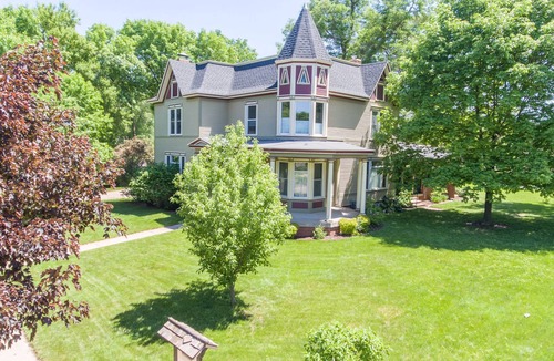 Eau Claire House | Family and Pet Friendly Demmler House