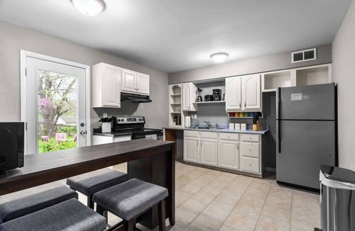 Gladstone House | Family Favorite 3BR with King beds Near Airport