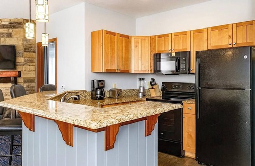 Lake Delton Condo | Family-Friendly 2BR Wyndham Glacier Canyon w/FREE Waterpark Access - Sleeps 8