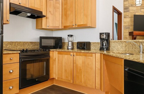 Lake Delton Condo | Family-Friendly 2BR Wyndham Glacier Canyon w/FREE Waterpark Access - Sleeps 8