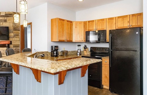 Lake Delton Condo | Family-Friendly 3BR Wyndham Glacier Canyon w/FREE Waterpark Access - Sleeps 10
