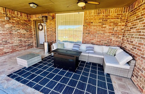 Elgin House | Family friendly home in Elgin 15 min from Fort Sill