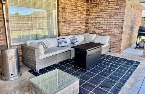 Elgin House | Family friendly home in Elgin 15 min from Fort Sill