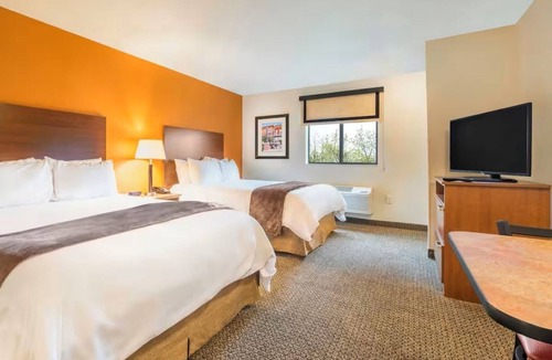 Overland Park Hotel | Family-Friendly Suites Near Overland Park Arboretum and Trails