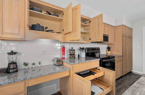 North Kansas City House | Family Home 2LivingSpaces|Near GEHA/nearby stadium