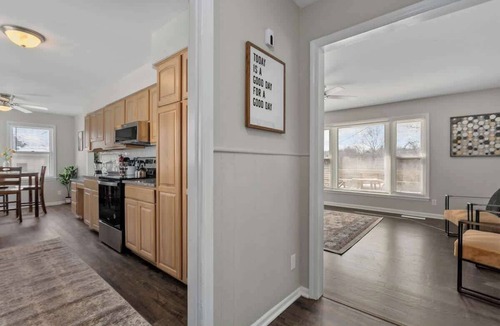 North Kansas City House | Family Home 2LivingSpaces|Near GEHA/nearby stadium