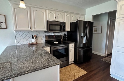 Owensboro House | Family Retreat 2 King Beds Fenced Yard Gazebo Fire Pit - Sleeps 6-7