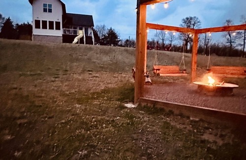 Glenwood House | Farmhouse: Caddo River Cabin with a Slide, & Fire pit+Swings+Hammocks+Volleyball