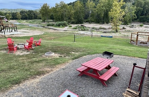 Glenwood House | Farmhouse: Caddo River Cabin with a Slide, & Fire pit+Swings+Hammocks+Volleyball