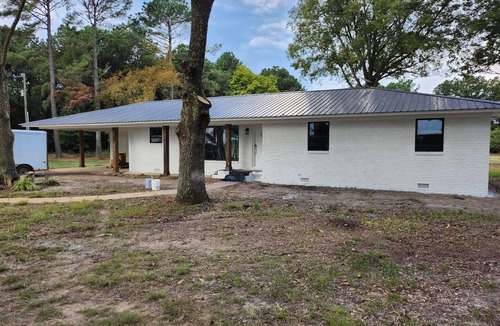 Howell House | Farmhouse in McCrory, Arkansas on 5 acres is a cozy retreat. Witness the Eclipse