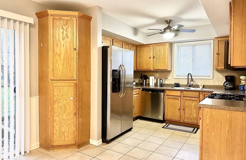 Fox Valley House | Fast Wi-Fi/Comfy beds/Free parking/3bdr house/4TVs