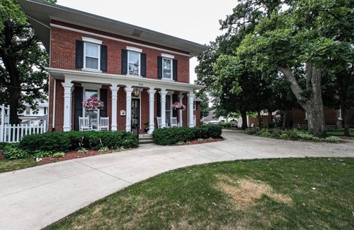 Dyersville House | Federalist style home close to down town minutes from the Field of Dreams!