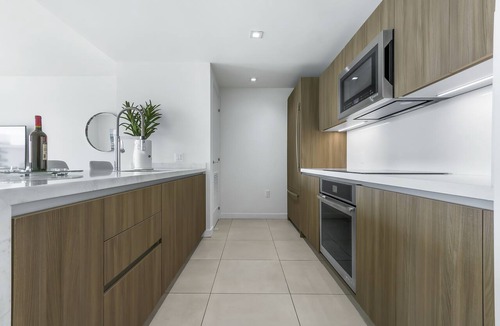 Central Beach Condo | FIFA Perfect | Tiffany Ebony: 11th FL,Ocean-Canal views, Walk to Beach