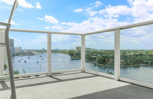 Central Beach Condo | FIFA Perfect | Tiffany Ebony: 11th FL,Ocean-Canal views, Walk to Beach