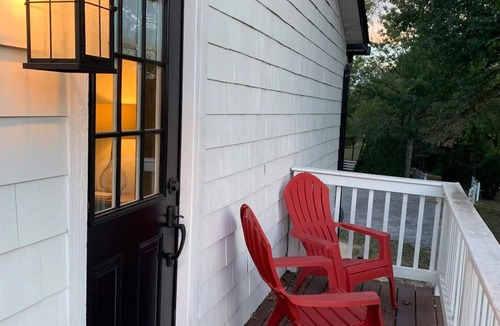 Mount Vernon House | Five-star Historic Boyd Harvey Carriage House 2 Bedroom Home by RedAwning