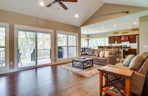 Lakeview House | Flippin Home with Deck and Grill Steps to White River