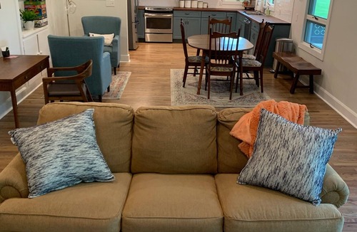 Scottsville House | Flower Farm 3BR/2BA Mid-Century Farmhouse Near Mammoth Cave