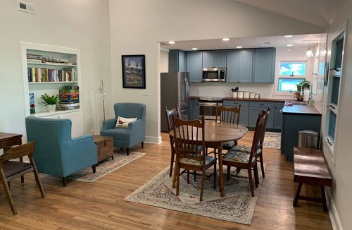 Scottsville House | Flower Farm 3BR/2BA Mid-Century Farmhouse Near Mammoth Cave