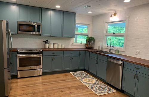 Scottsville House | Flower Farm 3BR/2BA Mid-Century Farmhouse Near Mammoth Cave