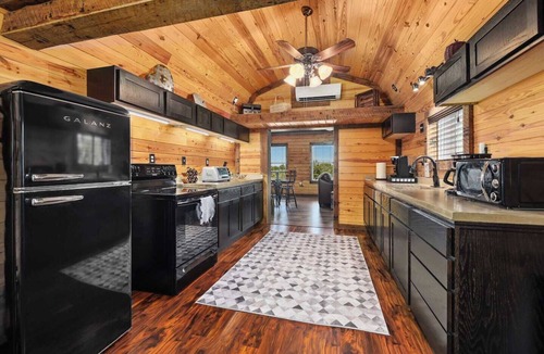 Eureka Springs Cabin | Fox Wood Cabin with Hot Tub family-friendly 50 acres, hot tub, three decks, only 15 min to downtown Eureka!