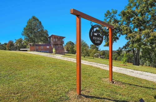 Eureka Springs Cabin | Fox Wood Cabin with Hot Tub family-friendly 50 acres, hot tub, three decks, only 15 min to downtown Eureka!