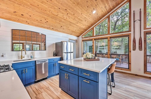 Rogers Cabin | 'Foxtail' Cabin Retreat: Steps to Beaver Lake!