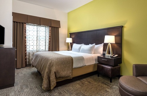 Altoona Condo | Free Breakfast, Free Wi-Fi, Indoor Pool and Hot Tub | King Suite