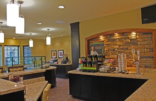 Altoona Condo | Free Breakfast, Free Wi-Fi, Indoor Pool and Hot Tub | King Suite