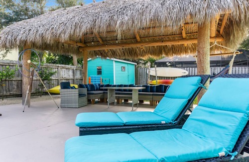Cocoa Isles House | FreeHeatedLargePool~Walk2Beach~FirePit~MiniGolf~2Kings~BeachGear~TikiHut~Games
