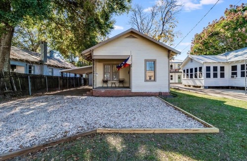 Freetown - Port Rico House | Freetown Hideaway: Private Room, Full Kitchen, Garden & Free Parking