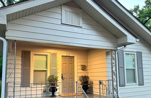 Capital View House | Freshly Renovated Cottage~"The Little Gray House"